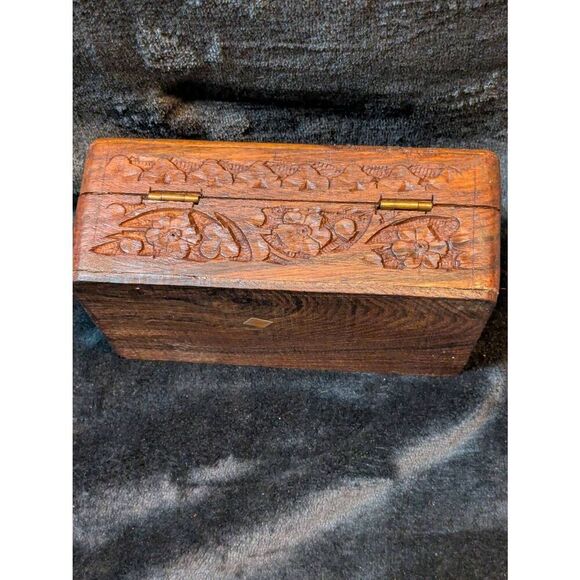 Hand carved trinket box with MOP inlay. 6x4 in excellent condition - Picture 6 of 8